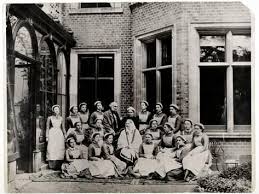 Florence Nightingale With Sir Harry Verney And Miss Crossland In The Centre Of A Group Of Nurses Photographic Print Art Com Florence Nightingale History Of Nursing Vintage Nurse