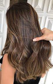 I capelli castani stanno vivendo un momento d'oro, complici . Nuovi Colori Capelli Le Tendenze Dell Autunno Inverno 2020 2021 Diredonna