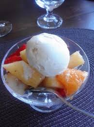 Salade De Fruits Frais Et Sa Boule De Glace Vanille Photo De Solar Do Farelo Mexilhoeira Grande Tripadvisor