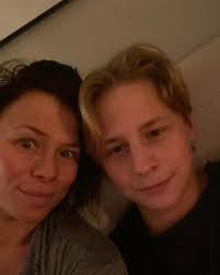 Fick tipset om att dela min sorg. Så här kommer liter morgontankar. Jag har  fortfarande inte förstått. Känner mig stundom helt tom. Som om jag har en  stor svart skrämmande sörja inombords,