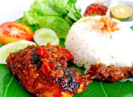 Penyajian opor ayam biasa dilakukan dengan ketupat atau lontong, bahkan ada juga yang memakan opor bersama nasi. 10 Ayam Bakar Dari Berbagai Daerah Di Indonesia