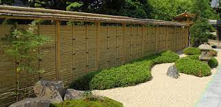 It does nothing for the aesthetics of the yard, but is very durable. New Internship Creating Of Japanese Bamboo Fences Niwaki Et Niwashi Small Japanese Garden Japanese Garden Bamboo Fence