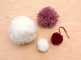 The term may refer to large tufts used by cheerleaders, or a small, tighter ball attached to the top of a hat, also known as a bobble or toorie. Diy Bommel Selber Machen 3 Varianten Anleitung Tipps