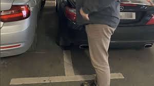 Auch in der neuen folge world wide wahnsinn feiert sebastian winkler den lustigen wahnsinn aus dem leben und aus dem netz. Br Moderatorin Dringend Zu Auto Gerufen Situation Im Parkhaus Uberrascht Dann Aber Bayern