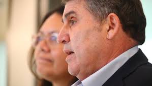 Health NZ kingpin Lester Levy accused of 'hollow words' after dodging media  at private event