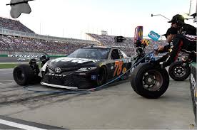 It shouldn't be interesting because of that, but despite its simplicity it offers close races and spectacular. Martin Truex Jr Makes It Look Easy In Dominant Nascar Win The Salt Lake Tribune