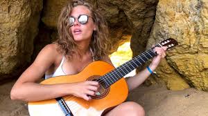 Sim mim sim e statte zitta che ne sai tu de quello che sento mim re fa# c'ho na fitta ma nun me lamento, nun me lamento sim mim sim amore un corno i panni s'asciugano soli mim re fa# e sto freddo non viene da fori io ce l'ho dentro mim sim me. Me So Mbriacato Mannarino Youtube