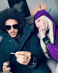 With madonna, rupert everett, benjamin bratt, illeana douglas. Madonna 62 Veroffentlicht Eine Diashow In Der Er Mit Seinem Freund Ahlamalik Williams 27 Zu Seinem Geburtstag Einen Blunt Raucht Aktuelle Boulevard Nachrichten Und Fotogalerien Zu Stars Sternchen