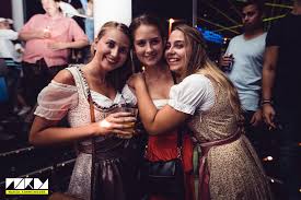 Ein mädchen, das ihm als die pure liebe unschuld ? Pure Liebe Warda