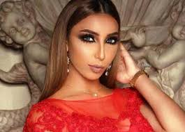 يشار إلى أن دنيا بطمة لفتت الأنظار مؤخراً بصورها التي نشرتها عبر انستغرام بدون مكياج وبدت فيها ببشرة صافية نقية، حيث أوضحت أنها تخلت عن البوتوكس والفيلر من وجهها بسبب حملها في طفلها الثاني، وبالتالي فقد ارتاحت بشرتها من إجراءات التجميل والإضاءة والمكياج الذين يسهمون في. Ø±Ø¯ ØµØ§Ø¯Ù… Ù…Ù† Ø¯Ù†ÙŠØ§ Ø¨Ø·Ù…Ø© Ø¹Ù„Ù‰ Ù…Ù†ØªÙ‚Ø¯ÙŠ Ø´ÙƒÙ„Ù‡Ø§ Ø®Ø¨Ø± ÙÙŠ Ø§Ù„ÙÙ†