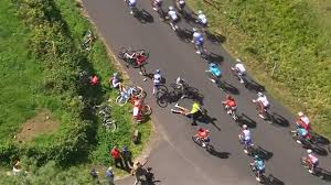 Tour de france zu einem schweren massencrash. Tour De France Nairo Quintana And Romain Bardet Caught Up In Nasty Crash Bauke Mollema Abandons Eurosport