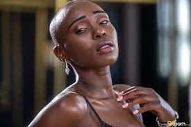 ▷ Zaawaadi in Black, Bald, Beautiful (Photo 1) | 5K Porn