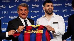İstemem bir real madrid fanı olarak hem satılıksa. El Barcelona Presenta A Sergio Kun Aguero Europa Al Dia Dw 31 05 2021