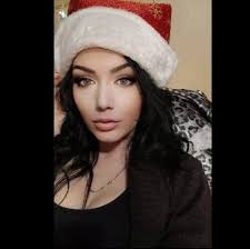 Anna Nicole Smith and Larry Birkhead's daughter DanniLynn is now 15 years  old!! She showed up with her father at this year's Kentucky Derby. Any  thoughts? #ananicolesmith #larrybirkhead #larrybirkheadanddianelynn  #lovelytitv