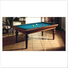 Si disputa sul tavolo da biliardo di misure 284 x 142 cm senza buche (detto anche tavolo internazionale), lo stesso utilizzato per la specialità della carambola. Tavolo Biliardo Pool Versailles