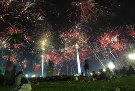 Residents Watch 2013 New Years Fireworks Explode In Front Of The National Monument In Jakarta Indonesi New Years Eve Fireworks Fireworks New Year Celebration