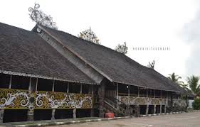 Rumah adat lamin adalah jenis rumah adat yang mempunyai bentuk luar rumah dibuat seperti panggung. 30 Gambar Rumah Lamin Kalimantan Timur Terbaik Koleksi Gambar Rumah Terlengkap
