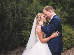 In professionellen brautmodengeschäften finden sie alle accessoires und natürlich auch die hochzeitskleider. Zwischen Tull Und Tranen Valerie Aus Friedberg Bei Vox Zu Sehen Friedberg