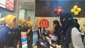 Dapatkan menu mcdonald's gratis dengan menempelkan stiker vip drive thru di kendaraanmu. Mcdonalds Serentak Tutup Layanan Makan Di Tempat Surya