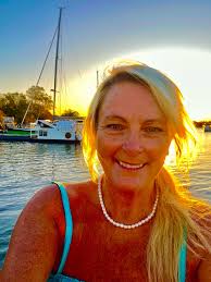 What small 2 bedroom units or studio apartments are available for rent in  Noosa?