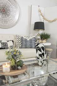 Eclectic Living Room With A Boho Touch And Lots Of Black And White Accents Modern Fall Decor Decor Retro Home Decor