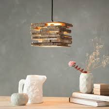 Exklusives Licht Kubische Led Hangeleuchte Aus Holzscheiben Hergestellt In Praziser Handarbeit Strahlende Leucht Holz Hangelampe Hangeleuchte Led Hangelampen