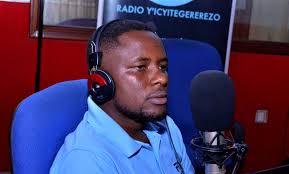 Muri studio za Energy Radio, mu kiganiro #ENERGY_SATURDAY_SPORT twakiriye  abasifuzi b'umukino wa Volleyball baradufasha gusobanukirwa neza ibijyanye  nuwo mukino turi kumwe na NDINDA Albert na IZERIMANA Raphaël ikaze