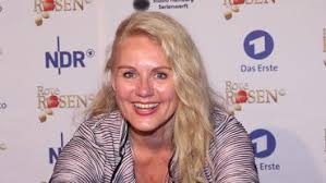 Regulär strahlt das erste von montag bis freitag eine neue folge aus. Rote Rosen Schock Fur Tv Star Maike Bollow Erst Funf Monate Spater Erfahrt Sie Vom Tod Ihrer Mutter