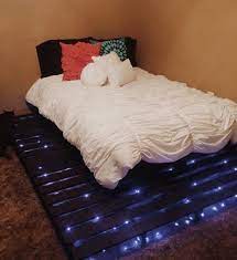 Les fêtes de fin d'année approchent et vous n'avez pas encore décoré la chambre à coucher ? 30 Idees De Lit En Palette Pour Une Chambre Stylee