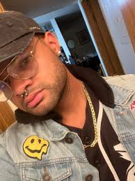 Hey yall! I made a post about this a while ago, but I wanted to ask again  because nothing came of it- is there anyone who might be capable and  willing to