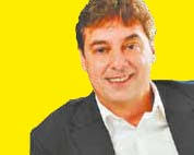 Alunos jogam futebol dentro de sala de aula durante greve