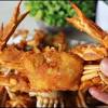Ikan dilumur garam kunyit kemudian dicelup dengan tepung beras. 1