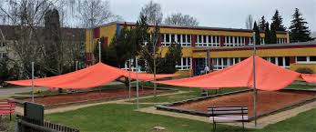 Um es allen kindern, auch den etwas bewegungsfaulen, angenehm zu machen, sind spielerische übungen. Sonnensegel Als Sonnenschutz Fur Den Spielplatz In Kindergarten Und Schule Inka Freiraumprojekte