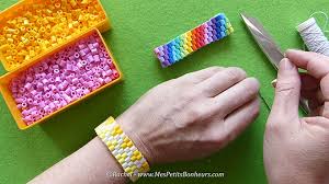 Le matériel pour faire un bracelet hipanema. Bracelet En Perles Hama Tressees Idee Cadeau A Faire Soi Meme