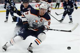 Коннор макдевід (uk) hockeista su ghiaccio canadese (it); Connor Mcdavid On Oilers Playoff Drought Fame And How Many Pairs Of Skates He Goes Through Hockey Sports The Telegram