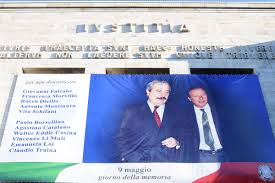 Paolo borsellino was one of the original members of the palermo 'pool' of magistrates set up to investigate the sicilian mafia and one of the closest friends of its charismatic leader, giovanni. Chi Era Paolo Borsellino La Biografia La Strage Di Via D Amelio E L Audio Choc