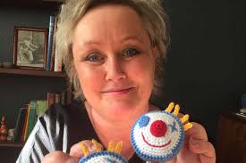 Bestyrelsesmedlem hækler klovnebolde