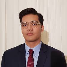 Ferrari offers an exclusive personalization program where the fender  shield, known as the Scudetto Aerografato, is hand-painted directly onto  the car by craftsmen in Italy 🔥 It replaces the standard plastic badge