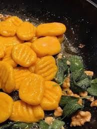 Kurbis Gnocchi Mit Salbei Walnuss Butter Kochtheke Rezept Kurbis Gnocchi Lebensmittel Essen Kurbis