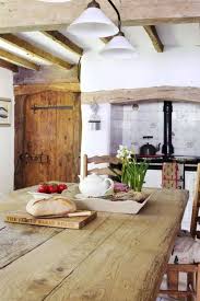 Beautiful English Cottage With The Wooden Beams And Farmhouse Table Cuisine Cottage Cuisines De Campagne Francaise Decorations Interieurs De Cottage Anglais