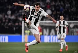 Mario mandžukić)؛ مواليد 21 مايو 1986 في سلافونسكي برود) لاعب كرة قدم كرواتي دولي سابق يجيد اللعب في خط الهجوم. Ù†Ø§Ø¯ÙŠ Ø§Ù„Ø¯Ø­ÙŠÙ„ Ø§Ù„Ù‚Ø·Ø±ÙŠ ÙŠØªØ¹Ø§Ù‚Ø¯ Ù…Ø¹ Ù…Ù‡Ø§Ø¬Ù… ÙŠÙˆÙÙ†ØªÙˆØ³ Ø§Ù„Ø³Ø§Ø¨Ù‚ Ù…Ø§Ù†Ø¯Ø²ÙˆÙƒÙŠØªØ´ Ø§Ù„Ø­Ø±Ø©