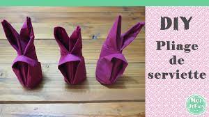 Retournez le pliage obtenu, vous avez en face de vous un losange surmonté de deux tiges de serviette qui formeront les oreilles du lapin. Diy Pliage De Serviette Facile Le Lapin Youtube