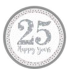 El diseñador pasó por espacio clarín junto a sus colegas fabián medina flores y mariano caprarola y charló sobre sus 25 años de éxitos profesionales. Platos Aniversario De Bodas De Plata 25 Platos De Papel 23cm Party City