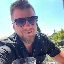 Hi all! I'm looking for an electrician who could help fix a subwoofer that  suddenly stopped powering on. Any recommendations would be greatly  appreciated! Thanks in advance!