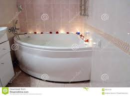 Rose des sables au nutella (pétales de maïs). Rempli De Bain De Petales De Rose Et De Bougies De Mousse Image Stock Image Du Douche Washstand 60072125