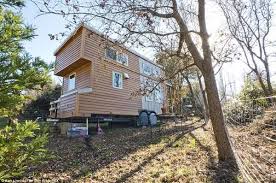 Upon Completion He Towed The House All The Way To California Where The Small Family Construire Une Petite Maison Minuscule Maison Moderne Maisons Minuscules