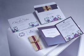 Contoh kartu undangan softcover yang pertama didominasi warna pink dan putih serta tulisan dengan tinta warna putih dan emas yang terlihat karena kartu undangan tersebut di desain seperti surat dari kerajaan. Diy 10 Cara Membuat Desain Undangan Pernikahan Yang Keren