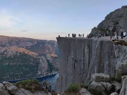 Vi fortsetter så til hengjanefossen hvor mannskapet styrer båten så langt inn i fossen at du risikerer å få en herlig vanndusj i ansiktet! Mission Impossible Op De Preikestolen In Noorwegen Mixed Grill Noorwegen Reizen Film