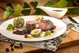 Gebratenes Hirschfilet Auf Chutney Von Schwarzen Johannisbeeren Mit Gefullten Topfenknodeln Koch Rene Ludwig Chefs Culin Hirschfilet Silvester Essen Chutney