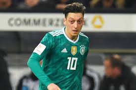 Yeni transferimiz mesut özil fenerbahçemizdeki ilk gününde #acıbadem altunizade hastanesi'nde sağlık kontrollerinden geçti. Apos Pedir Dispensa Da Selecao Alema Ozil Ouve Aplausos E Xingamentos Veja